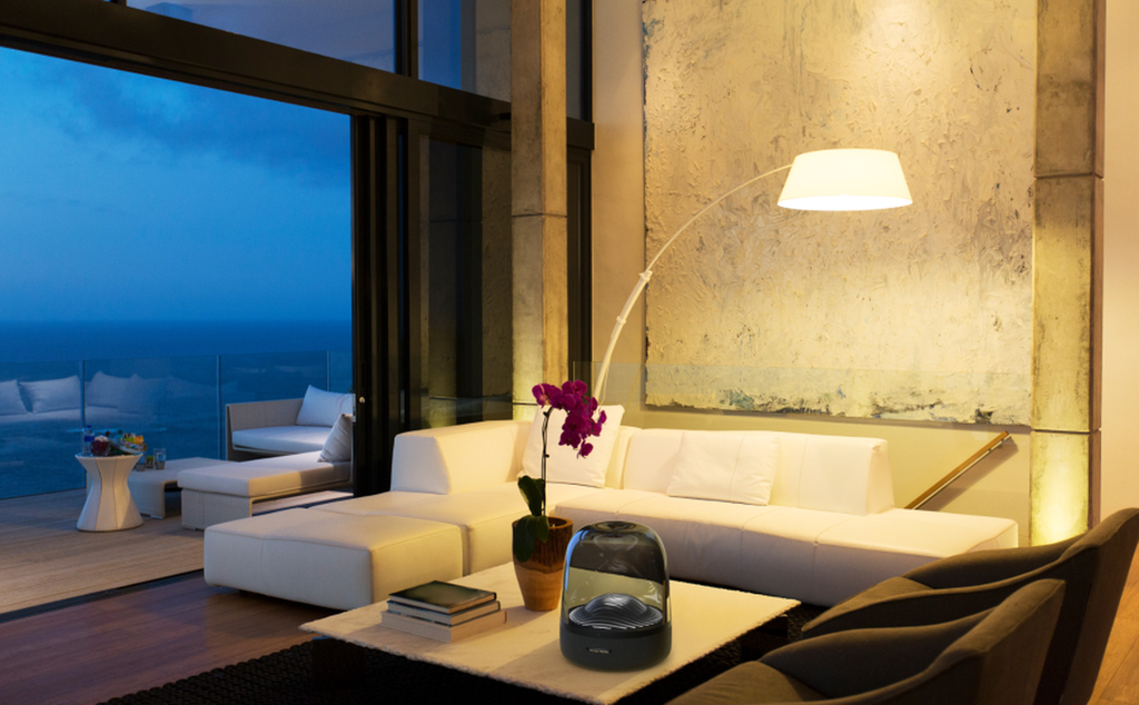 AuraStudio3_LifestyleImage_904x560_fed08cd7-731c-4308-9bfc-03b492eabc0f.png