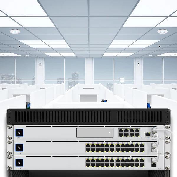 USW-24-POE_connected_device_white_Fiber_cables_grande_e3ef4124-4178-49a7-aedb-d99364612b0c.jpg